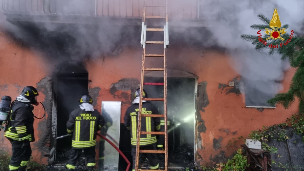 Montefredane| Incendio in una palazzina, in fiamme materiali depositati su 2 piani