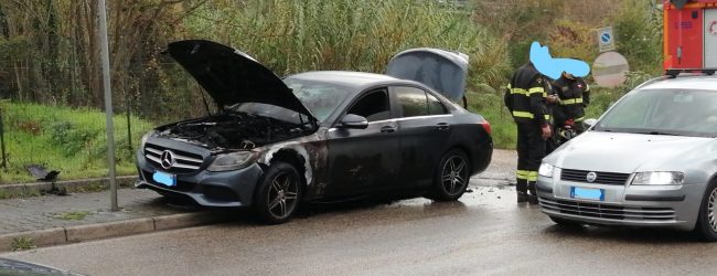 Benevento|Auto in fiamme in via Bachelet, spavento per un 60enne|