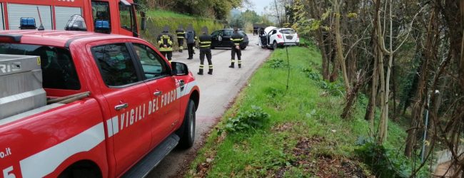 Benevento, scontro tra due auto in contrada Borgo Nero, due feriti/