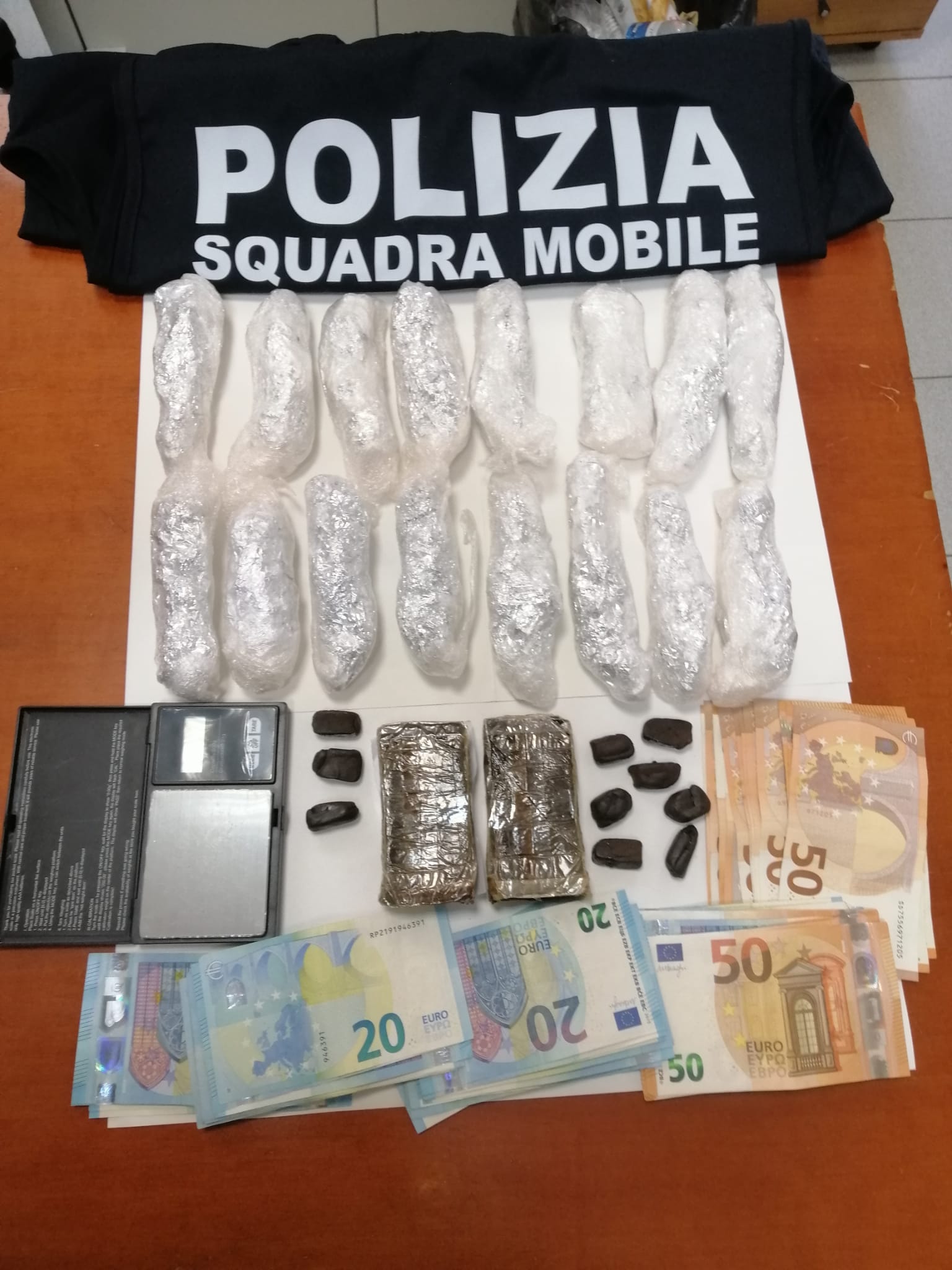 Droga nella macelleria di un noto supermercato di Benevento, Polizia arresta pregiudicato