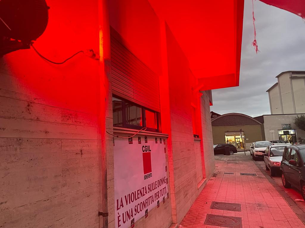 Violenza donne, la Cgil di Benevento si illumina di Rosso fino al 30 Novembre