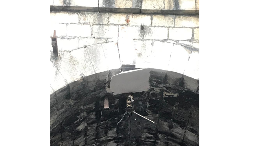 La segnalazione a Pantano: sulla pista ciclo-pedonale ‘si stacca’ pezzo di cornicione della Galleria