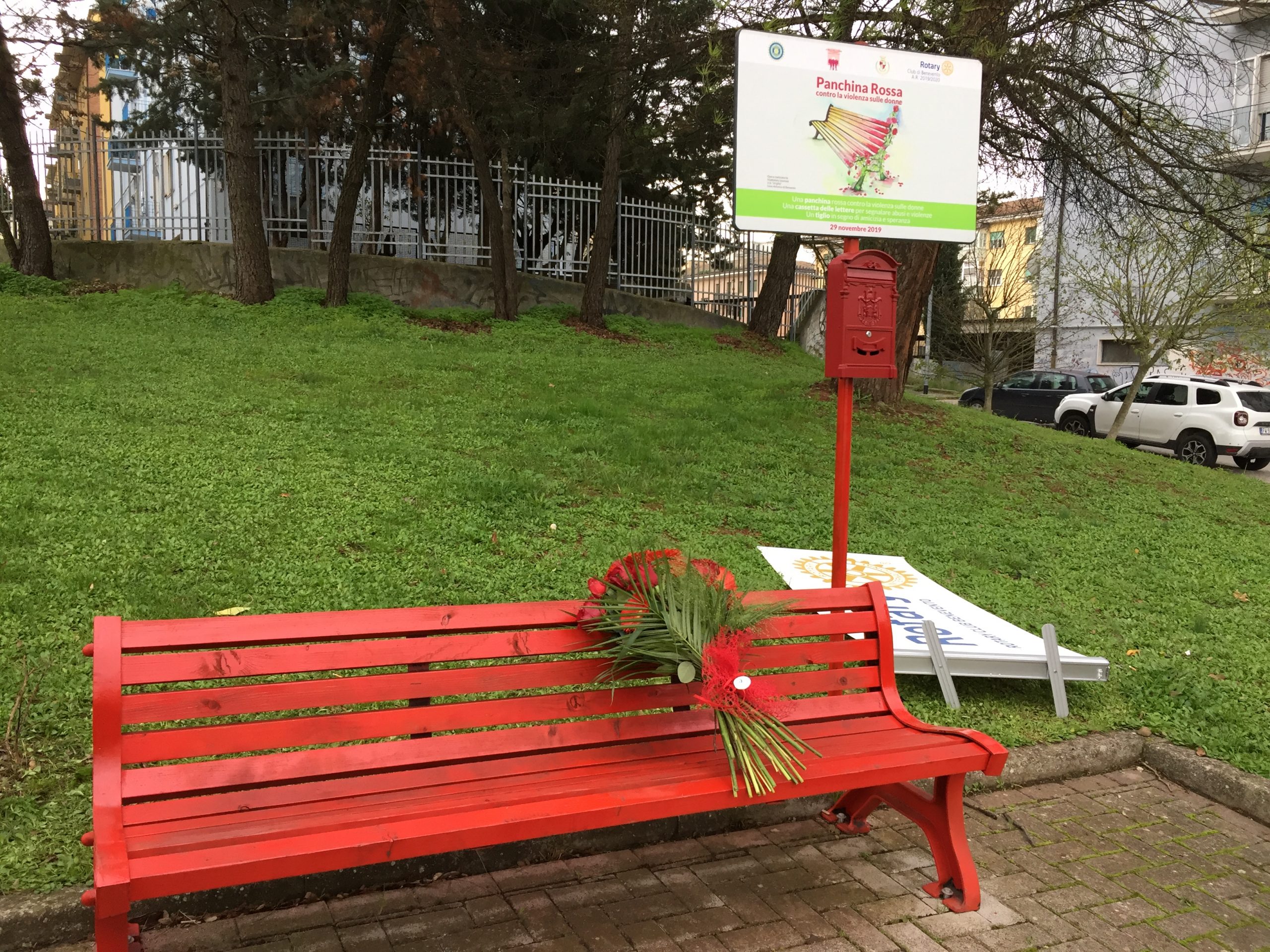 In via De Caro a Benevento la “cassetta rossa” per imbucare messaggi d’aiuto