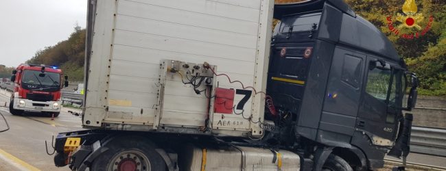 Monteforte Irpino| Tir sbanda e occupa l’intera carreggiata sull’A/16, traffico deviato su via Nazionale