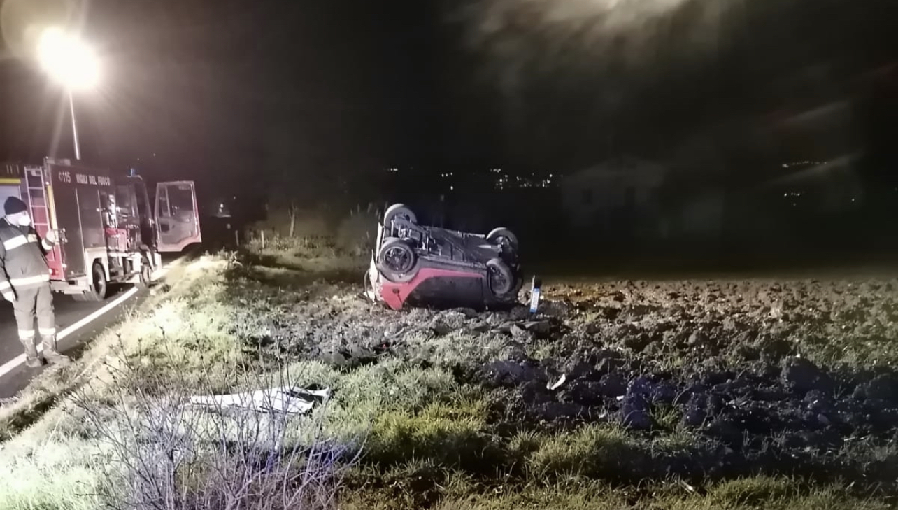 Dramma sulla SS 90 bis: si ribalta e finisce in un terreno, muore 41enne