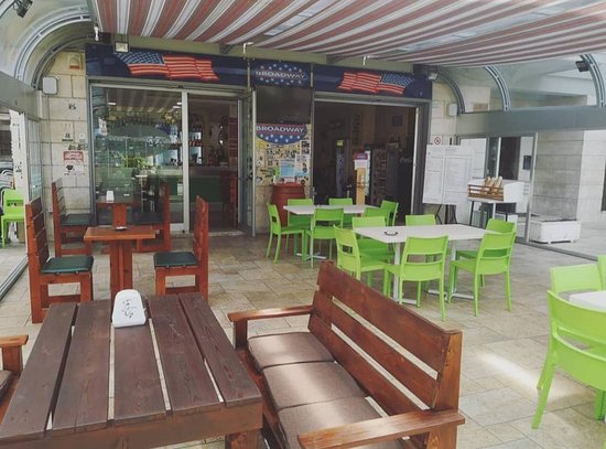 Dipendenti positivi al Covid-19, chiudono bar e pizzerie tra Avellino e Mercogliano