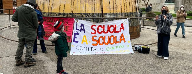 Benevento, scuole chiuse: genitori e opposizione in piazza