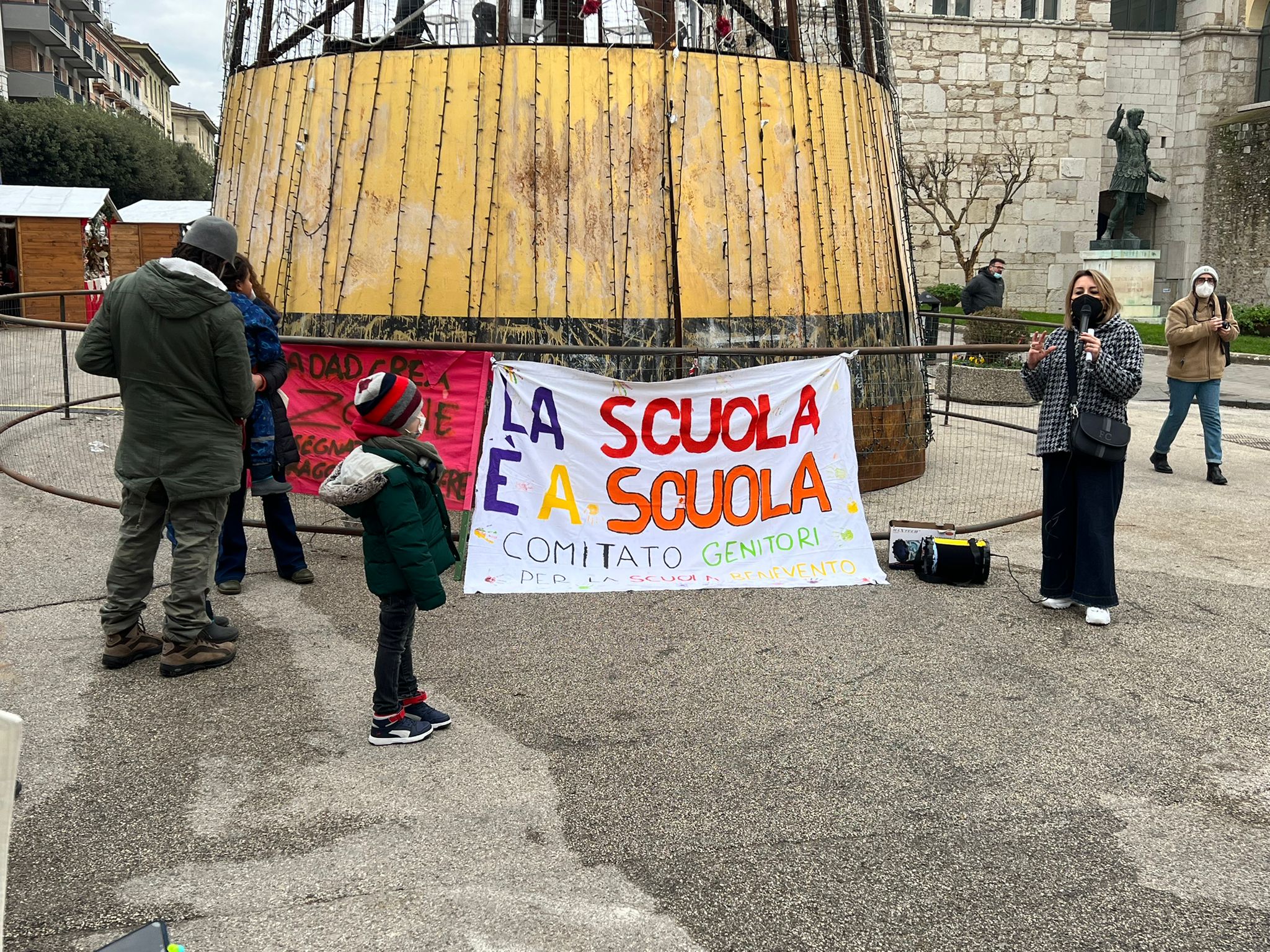 Benevento, scuole chiuse: genitori e opposizione in piazza