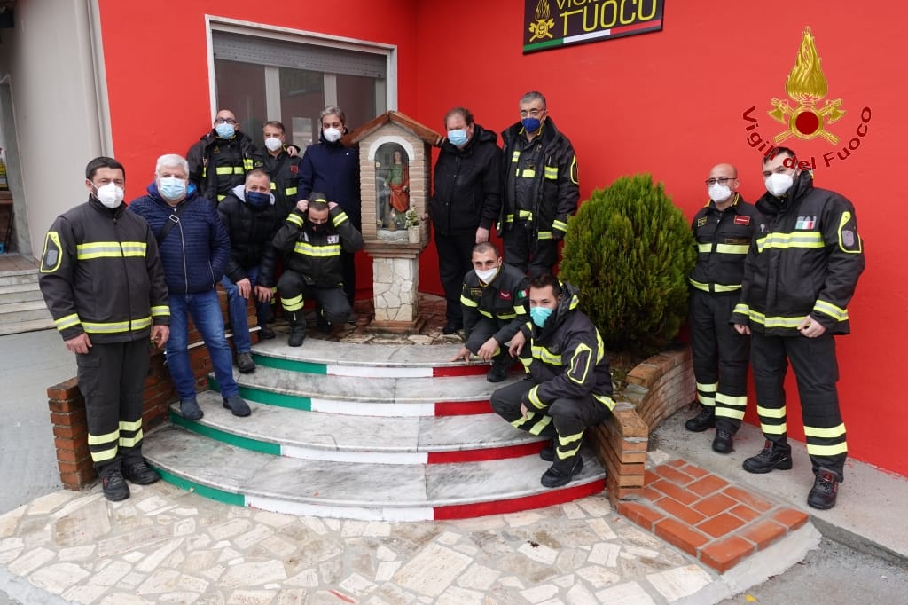 Lioni| Vigili del fuoco, posizionata davanti alla sede del distaccamento la statua restaurata di Santa Barbara