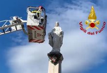 Lioni| Corona di fiori alla statua della Madonna sull’obelisco, ci pensano i pompieri