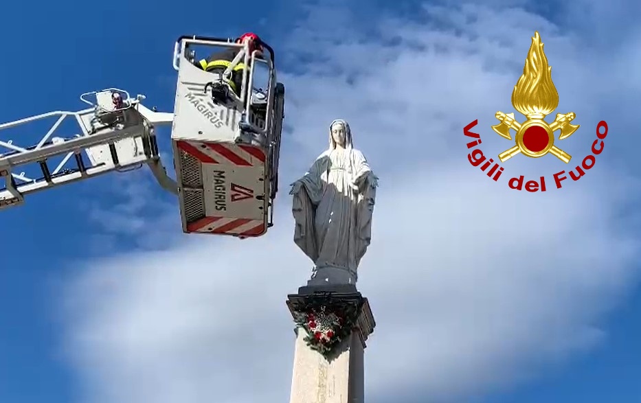 Lioni| Corona di fiori alla statua della Madonna sull’obelisco, ci pensano i pompieri