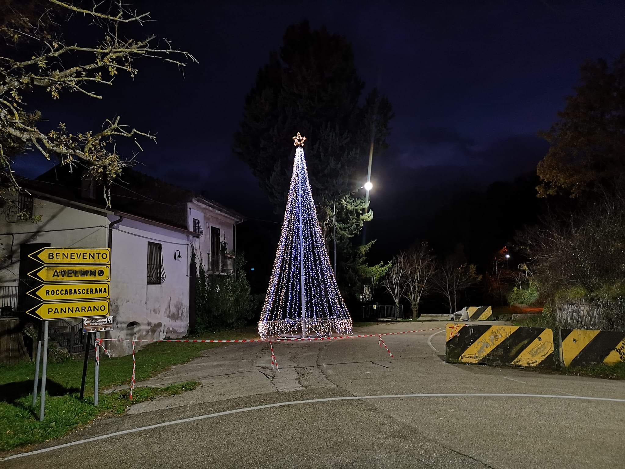 Un albero che illumina la frana di Arpaise