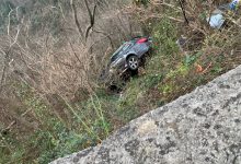 Auto con a bordo 5 persone finisce in un burrone: tutti salvi