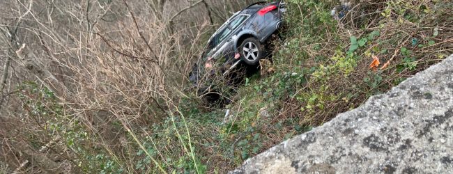 Auto con a bordo 5 persone finisce in un burrone: tutti salvi