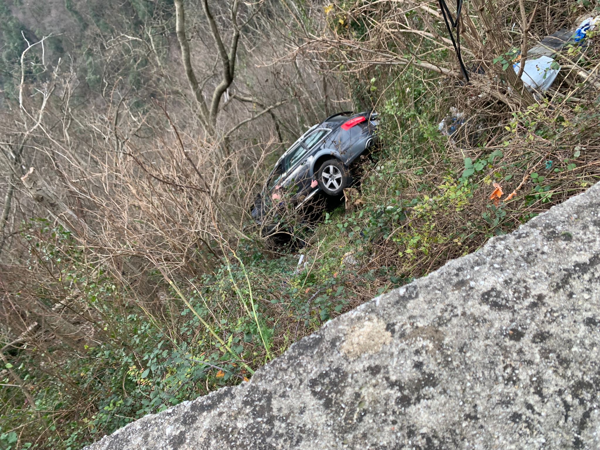 Auto con a bordo 5 persone finisce in un burrone: tutti salvi