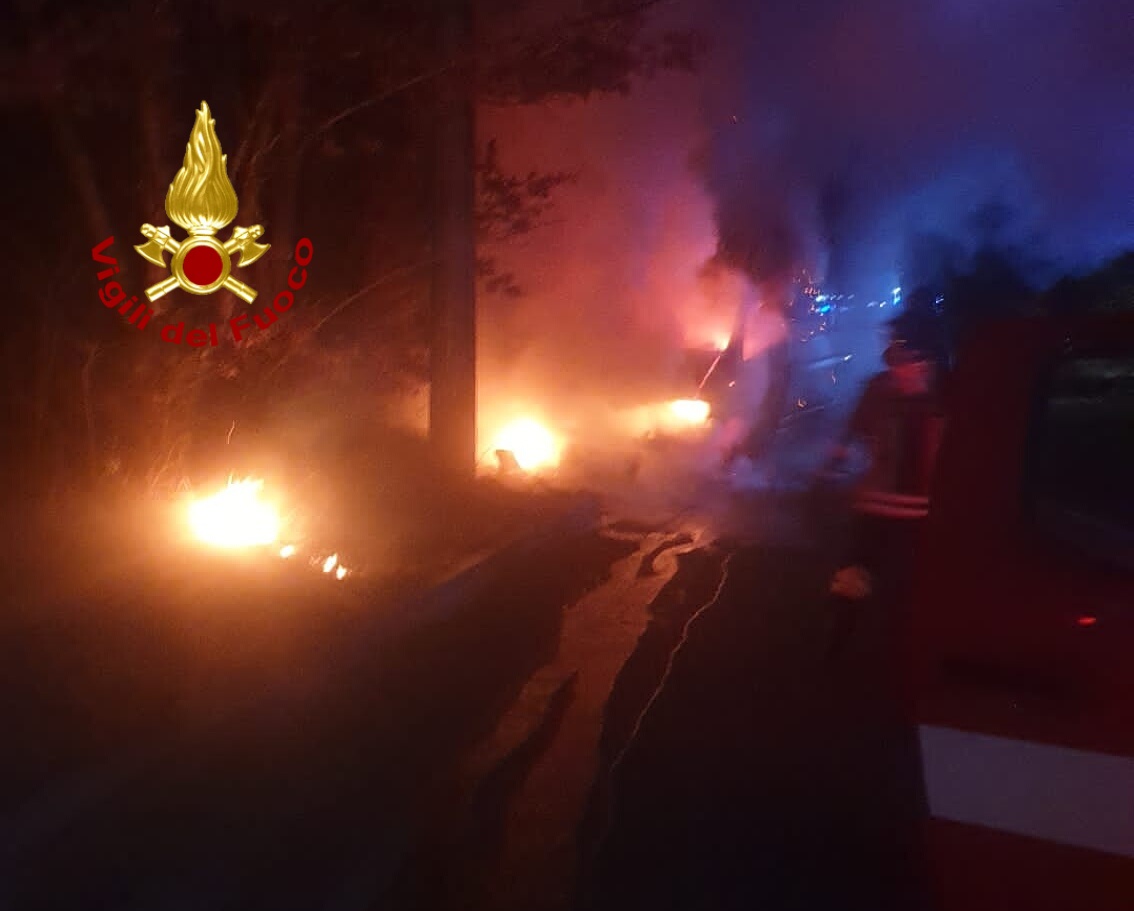 Montella| Furgone in fiamme nella notte, intervengono i vigili del fuoco