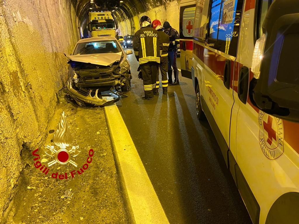 Raccordo Av-Sa| Auto fuori strada sotto la galleria di Solofra, 28enne in ospedale