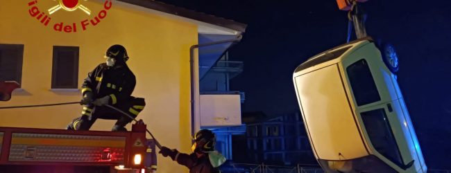 Mirabella Eclano| Auto finisce in un terrapieno, conducente vivo per miracolo