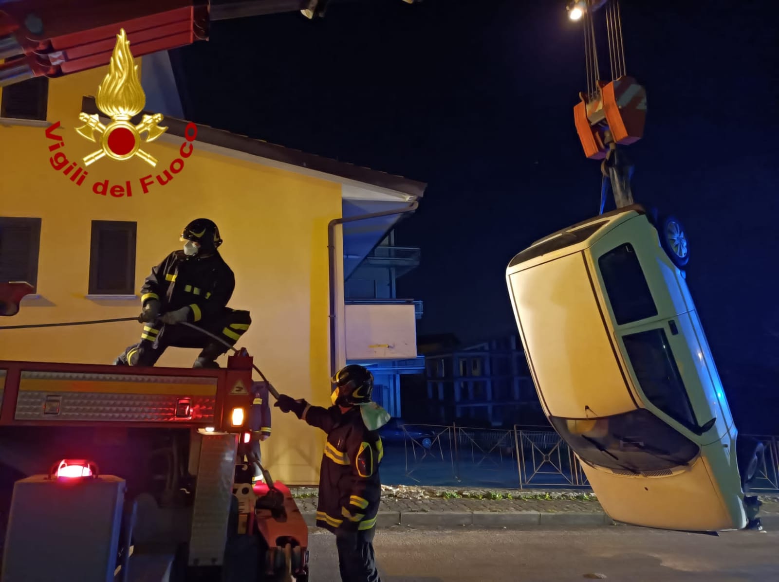 Mirabella Eclano| Auto finisce in un terrapieno, conducente vivo per miracolo