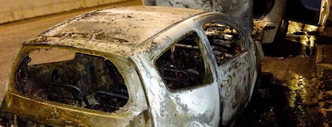 Forino| Auto in fiamme nella notte, il fuoco si propaga da una Citroen C2 ad una Fiat Punto: indagini in corso