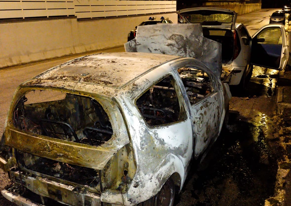 Forino| Auto in fiamme nella notte, il fuoco si propaga da una Citroen C2 ad una Fiat Punto: indagini in corso