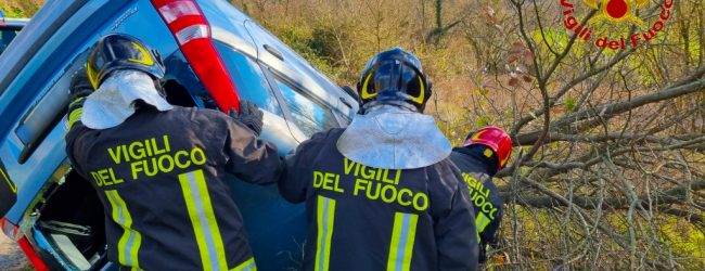 Grottaminarda| Auto si ribalta: ferita donna al volante e 2 pompieri travolti durante i soccorsi