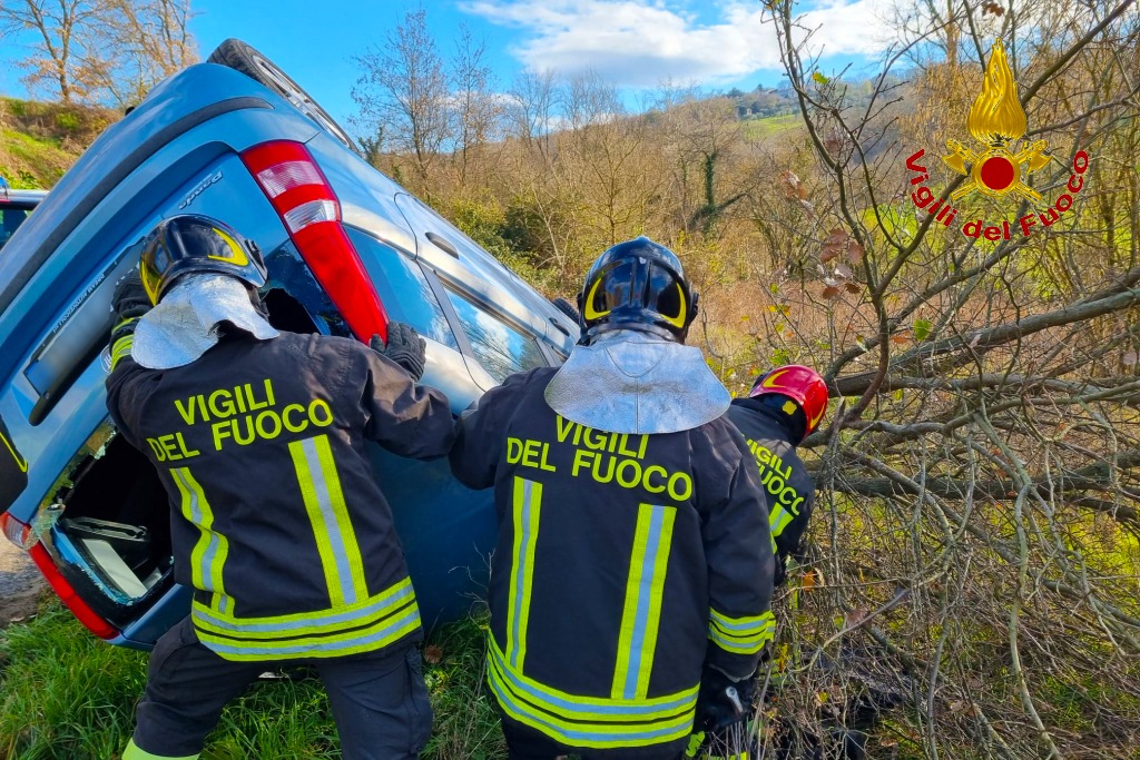 Grottaminarda| Auto si ribalta: ferita donna al volante e 2 pompieri travolti durante i soccorsi