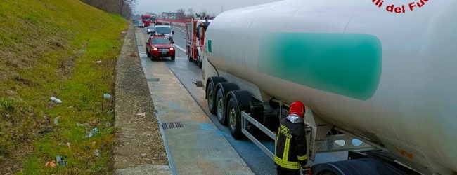 Torre Le Nocelle| Principio di incendio per un’autocisterna che trasportava azoto liquido sull’A16, intervengono i pompieri