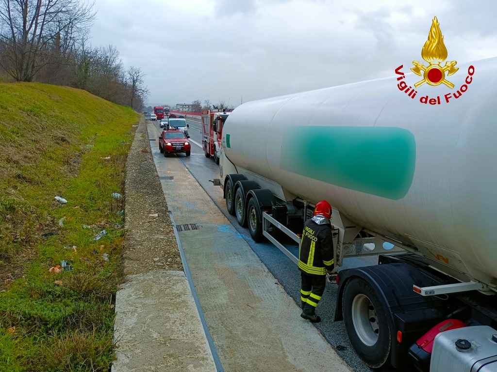 Torre Le Nocelle| Principio di incendio per un’autocisterna che trasportava azoto liquido sull’A16, intervengono i pompieri