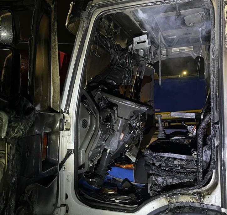 Serino| Fiamme nella notte danneggiano le cabine di due autoarticolati, indagano i carabinieri