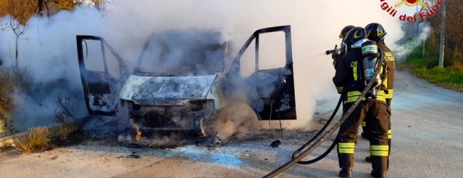 Luogosano| Fiamme dal motore di un furgone in transito, paura per il giovane autista di Montesarchio