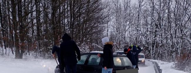 Neve nel Sannio e in Irpinia. Auto bloccate a Decorata, avventura a lieto fine per diversi automobilisti
