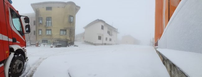 Neve in Irpinia, super lavoro per i vigili del fuoco per liberare veicoli e rimuovere alberi caduti