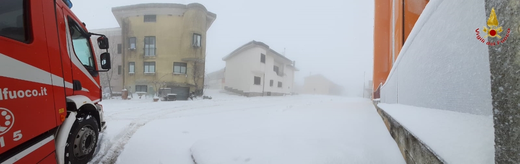 Neve in Irpinia, super lavoro per i vigili del fuoco per liberare veicoli e rimuovere alberi caduti