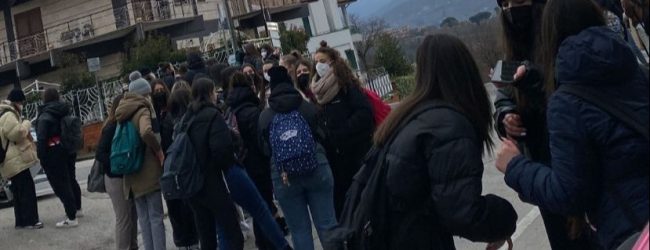 Avellino| Riscaldamenti rotti, gli studenti del liceo “Marone” denunciano il caso