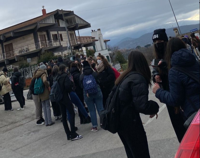 Avellino| Riscaldamenti rotti, gli studenti del liceo “Marone” denunciano il caso