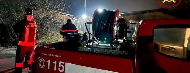 Fiamme nella notte, vigili del fuoco al lavoro a Serino e Montella: danni ad un tir e a un prefabbricato post sisma