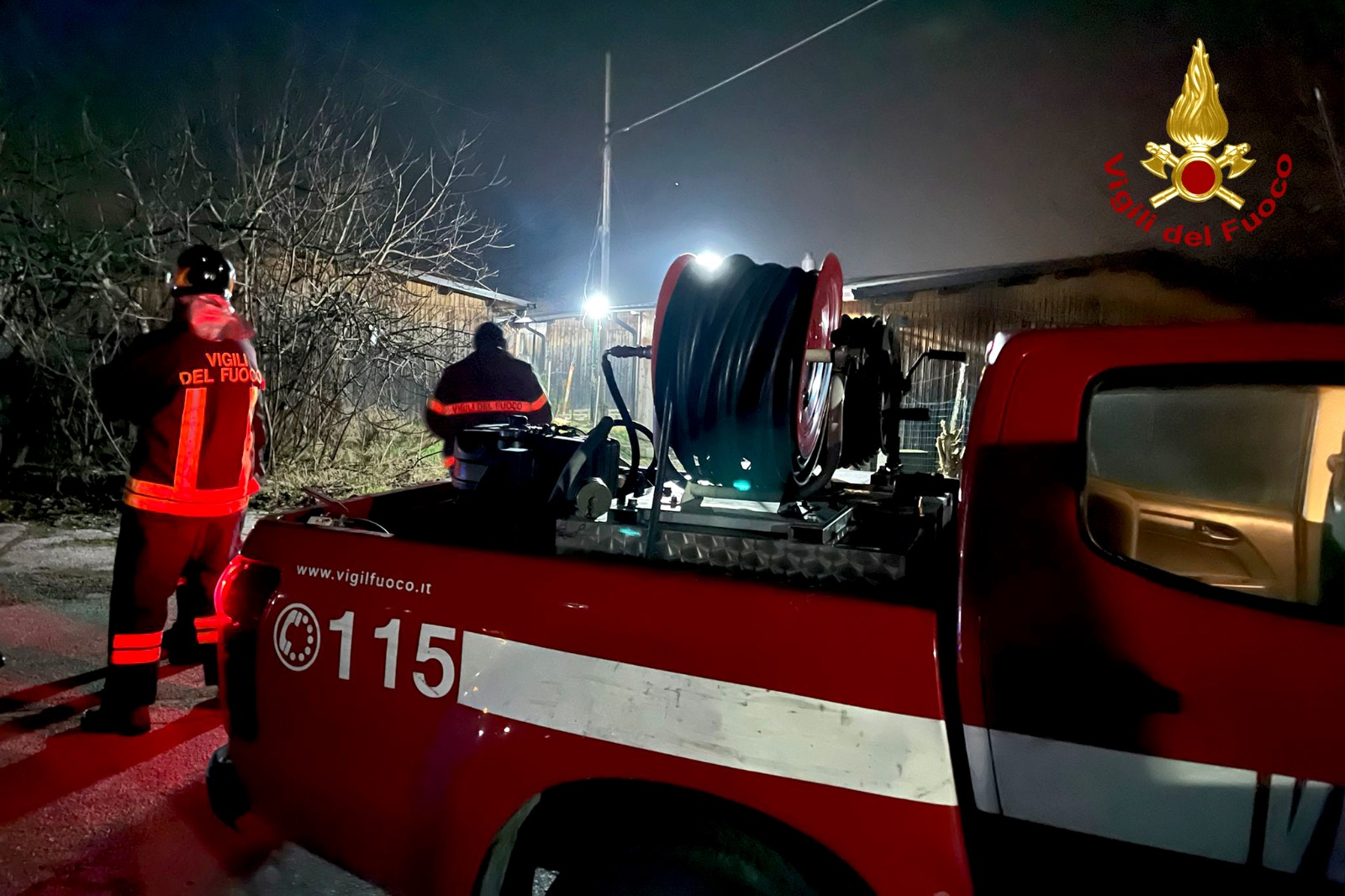 Fiamme nella notte, vigili del fuoco al lavoro a Serino e Montella: danni ad un tir e a un prefabbricato post sisma