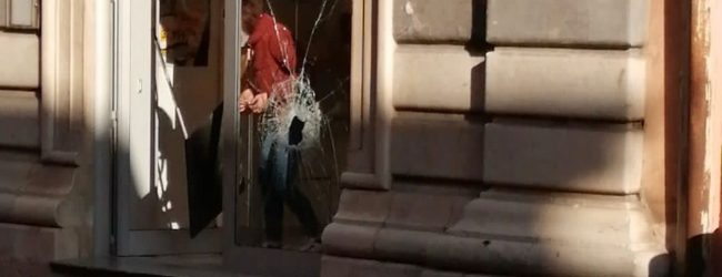 Ladri in azione nella notte lungo Corso Garibaldi, furto in un negozio di telefonia