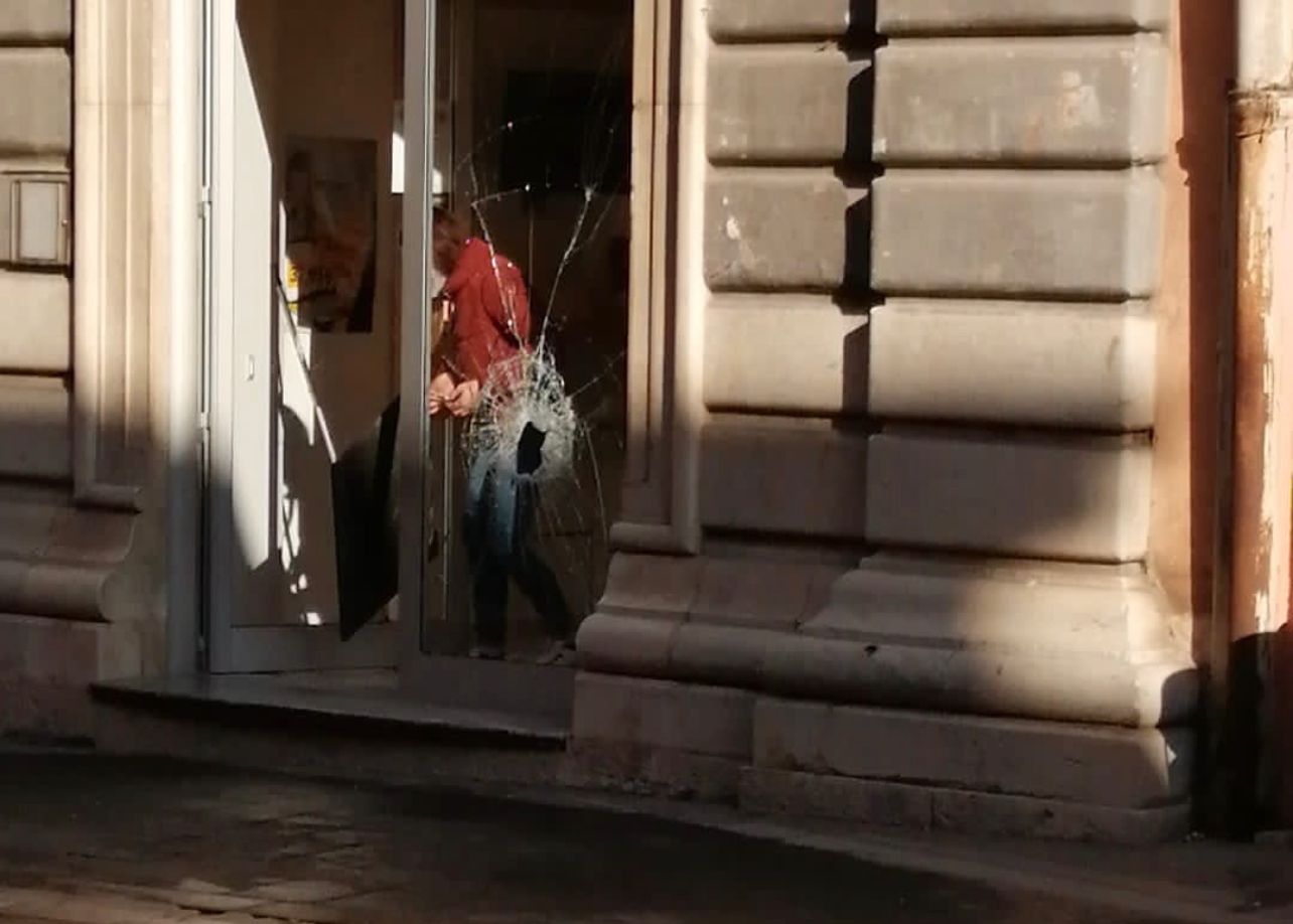 Ladri in azione nella notte lungo Corso Garibaldi, furto in un negozio di telefonia