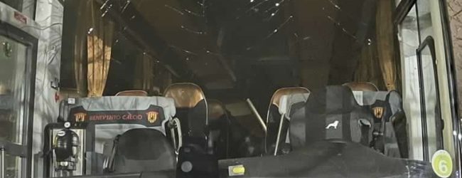 Sasso contro il pullman del Benevento: danneggiato  il parabrezza