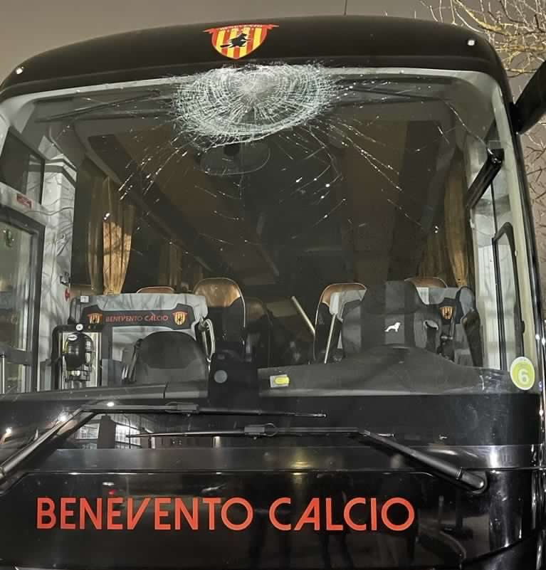 Sasso contro il pullman del Benevento: danneggiato  il parabrezza