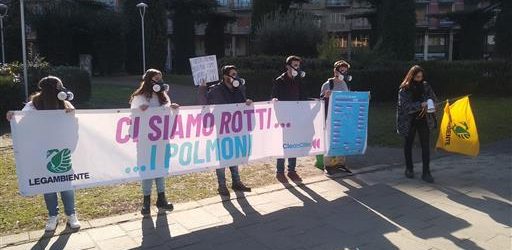 “Ci siamo rotto i polmoni”: ad Avellino flashmob di Legambiente