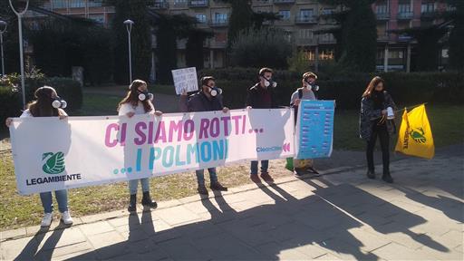 “Ci siamo rotto i polmoni”: ad Avellino flashmob di Legambiente