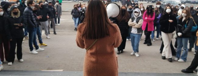 Maturità, si cambia ma gli studenti scendono in piazza: “Non si tengono in considerazione gli ultimi tre anni passati in Dad”