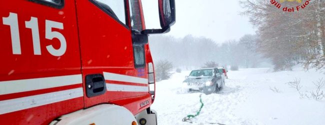 Tormenta di neve sul Laceno, 4 persone bloccate in 2 auto: soccorsi dai pompieri