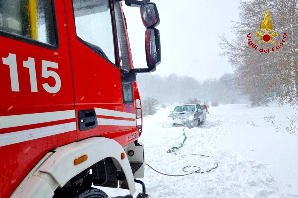 Tormenta di neve sul Laceno, 4 persone bloccate in 2 auto: soccorsi dai pompieri