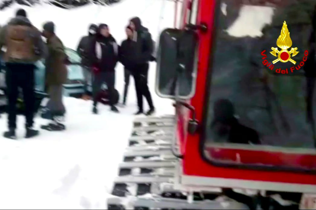 Pietrastornina| Dodici ragazzi bloccati dalla neve in un rifugio, recuperati dai vigili del fuoco