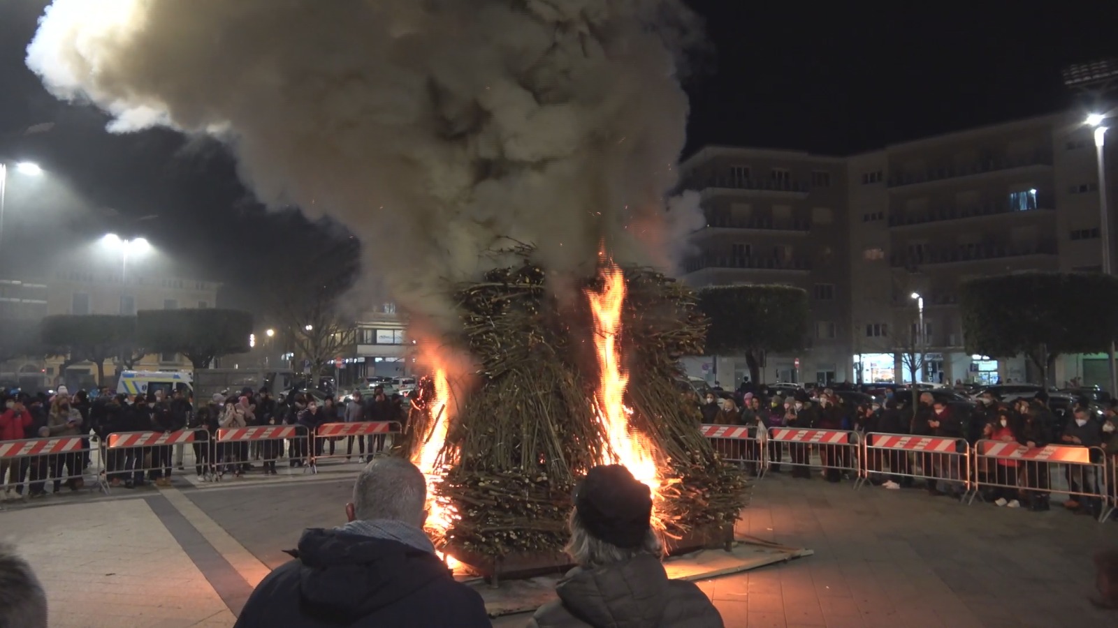 Il falò di San Sabino torna a “riscaldare” Atripalda