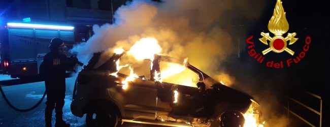 Summonte| Auto in fiamme nella notte, danneggiate anche altre due vetture
